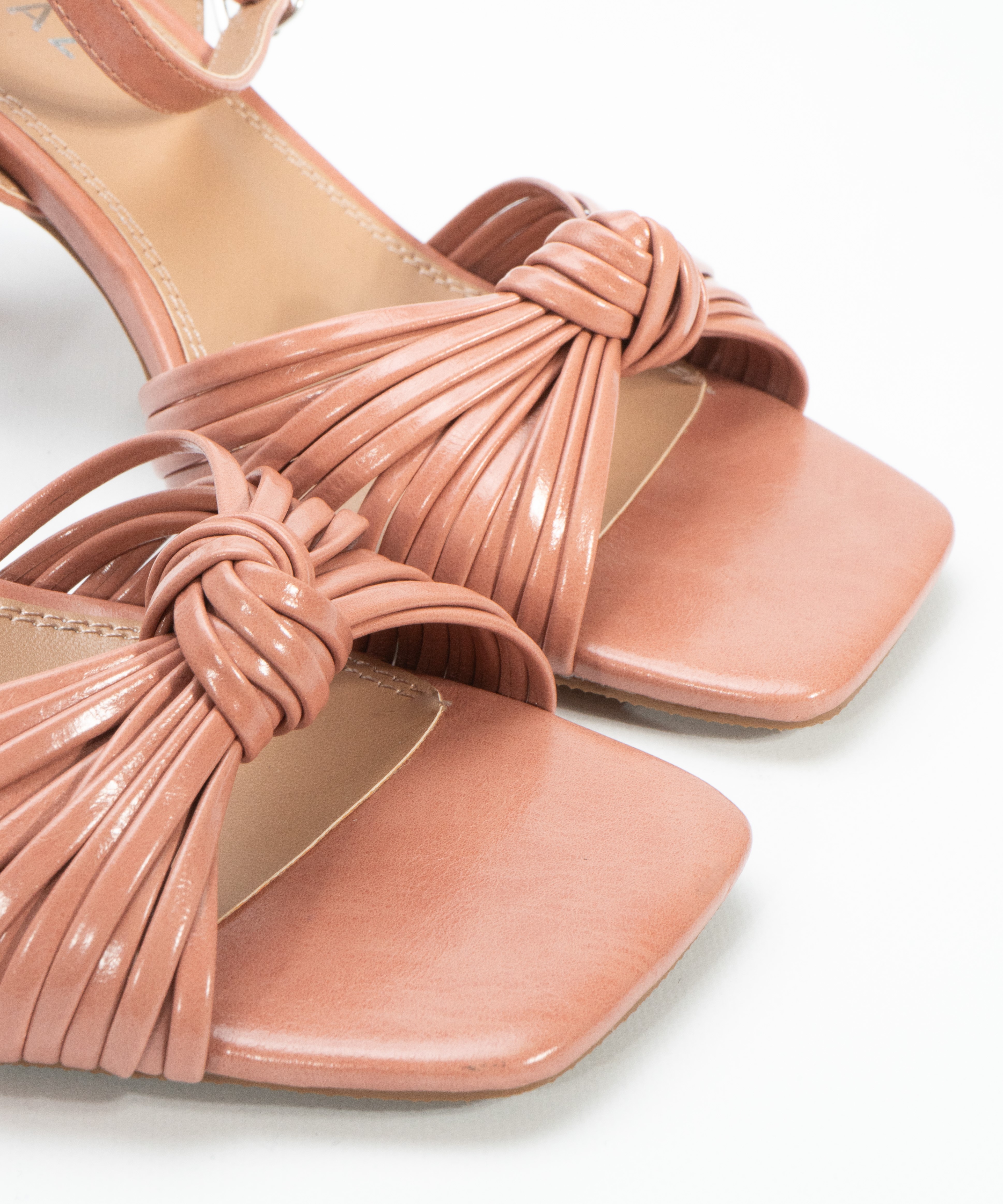 Sand&aacute;lia de salto fino com n&oacute; image number null